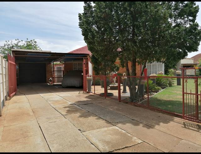 3 BEDROOM FREESTANDING FOR SALE IN STILFONTEIN EXT 4